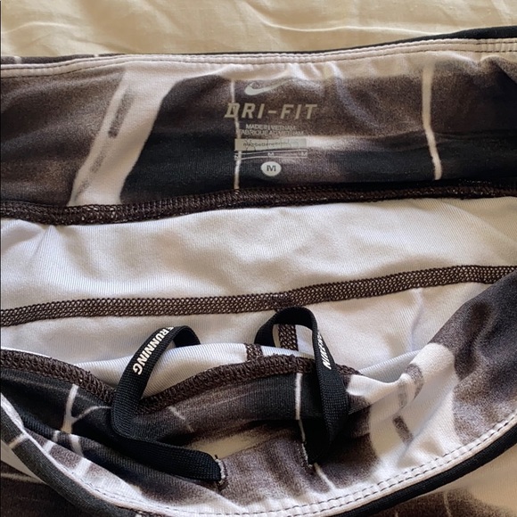 NIKE Dri Fit Leggings in Black & White Print Capri - Picture 3 of 5